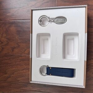 2 Land Rover keychains in gift box